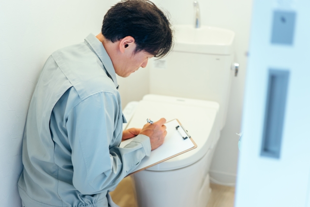 トイレ床の水漏れ修理を業者に依頼すべきケース！