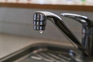 水漏れが水道代へ及ぼす影響と対策 | 少しの漏れでも絶対放置しないで!