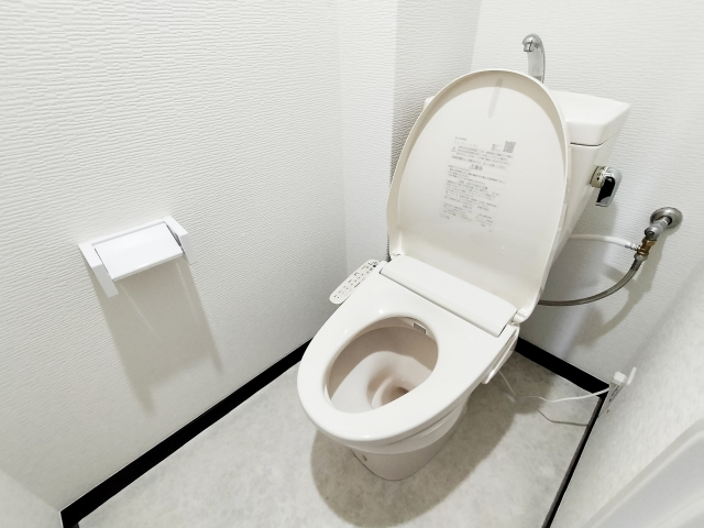 トイレのボールタップは水漏れと関係ある？仕組みや交換方法を解説