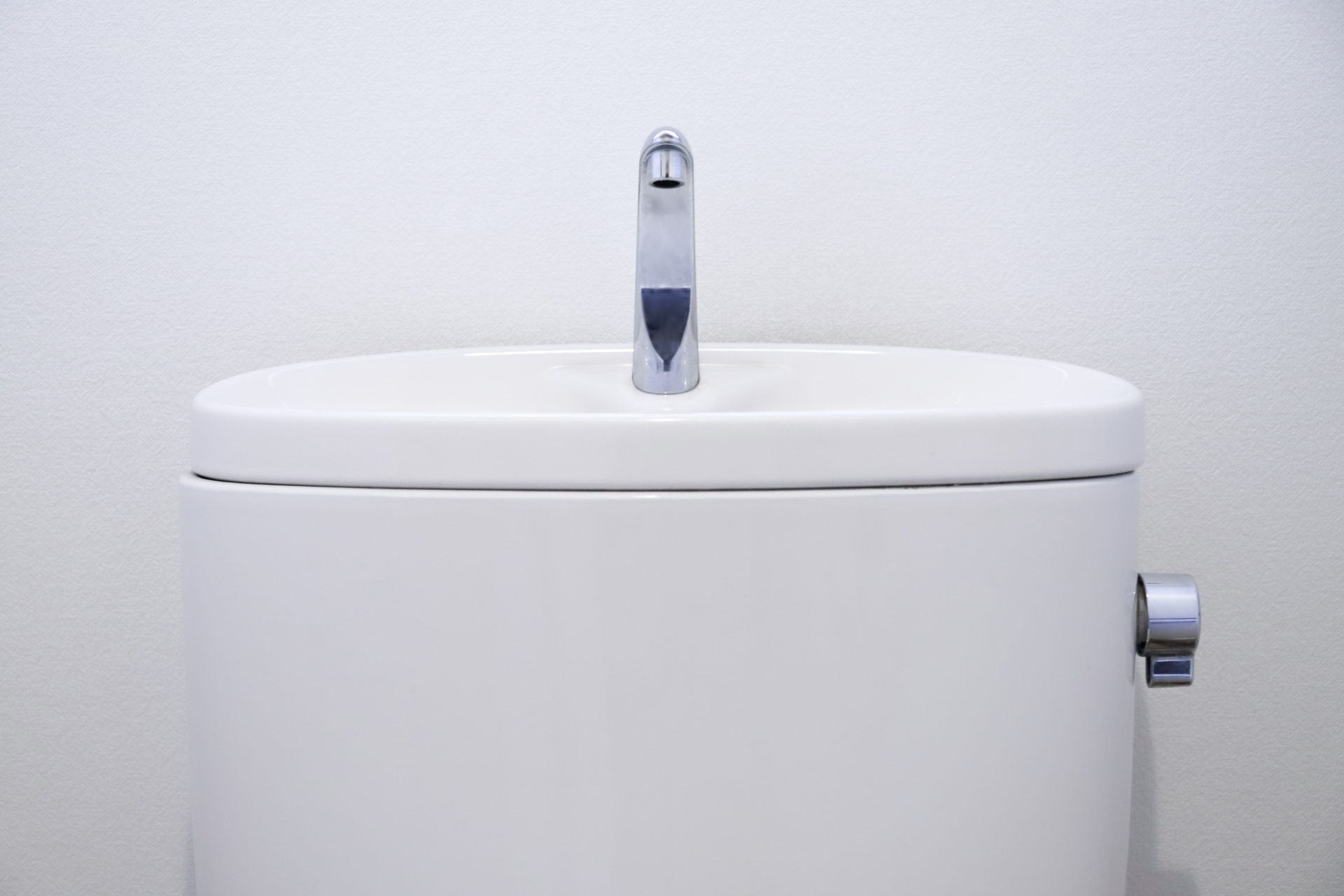 トイレタンクの水位が低い？水が溜まらない原因と調節・修理方法を解説