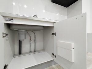 キッチン（台所）シンク下の水漏れ原因と自分でできる対処法｜修理費用の相場も紹介