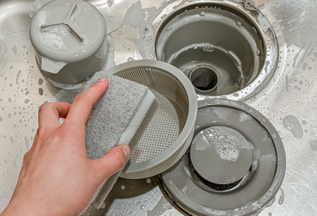 
<div class="relatedPost">
<a target="_blank" rel="noopener" href=""https://minsui-center.com/kitchen/repair-kitchen/drain-clogged-beside-moro/"" class="post">
<figure><img src='https://minsui-center.com/wp-content/uploads/2025/05/dcc33fede14e335d590f0bb177e494c3-300x200.jpg' alt='タカラスタンダードのキッチン排水口つまりの原因と対処法！'/></figure>
<div class="txt">
<span>関連記事</span>
<p class="txttitle">タカラスタンダードのキッチン排水口つまりの原因と対処法！ </div>
</a>
</div> 【パーツ別】つまりを予防する横向きキッチン排水口の掃除