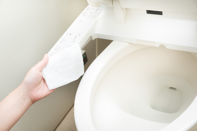 トイレにクイックルを流すとつまることも！正しい処理と対処法を解説