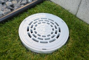 雨水枡が溢れる原因は汚れや不具合!正しい掃除方法や対処法を解説