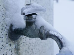 水道管の凍結防止は水の出しっぱなしが有効!具体的な方法や水道代も