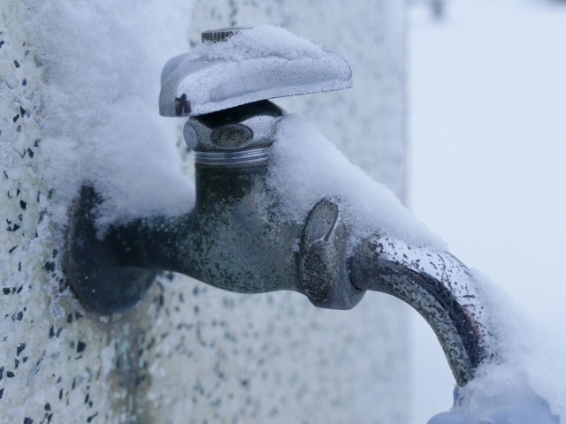 水道管の凍結防止は水の出しっぱなしが有効！具体的な方法や水道代も