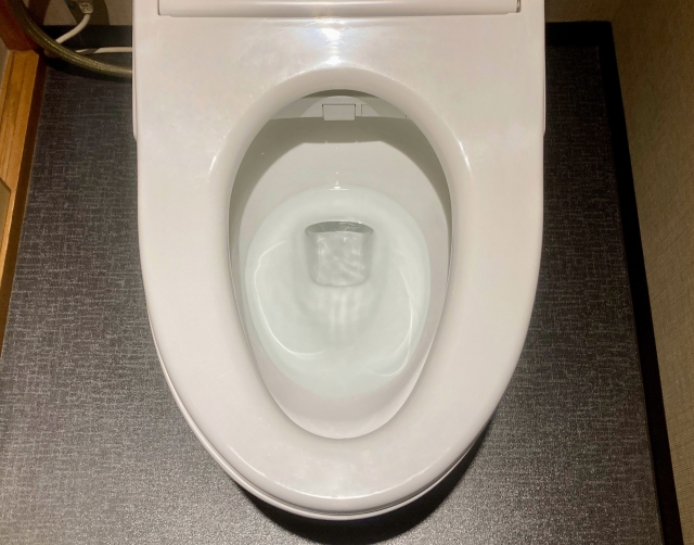 トイレがしょっちゅうつまるのは水圧・水量や劣化が原因！状況別の対策も