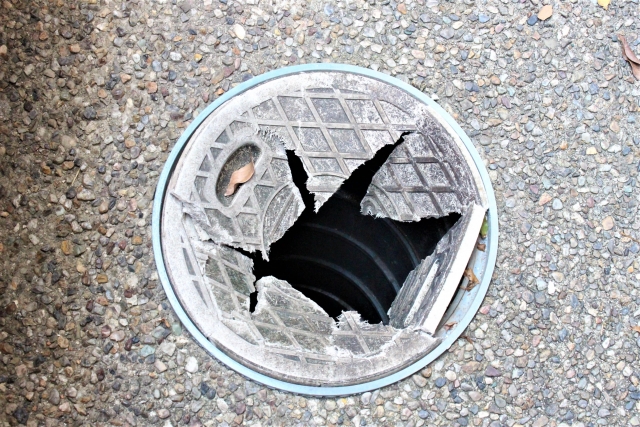 雨水枡・汚水枡の蓋が割れたときの応急処置