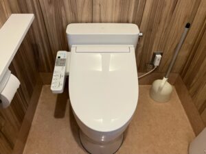 ウォシュレットの取り付け費用の相場は10,000円前後!各店舗の工賃も