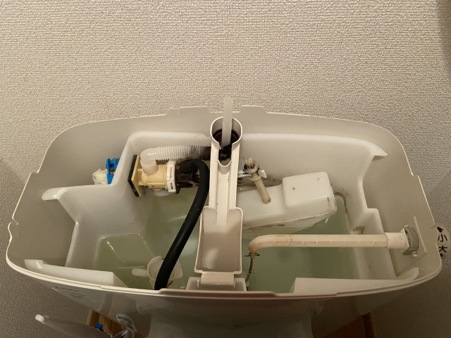 タンク式トイレの水量を調整する方法