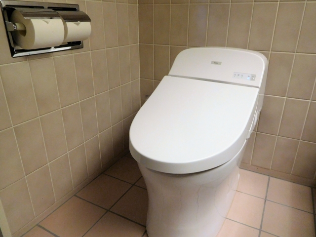 タンクレストイレの水量をリモコンで調整する方法