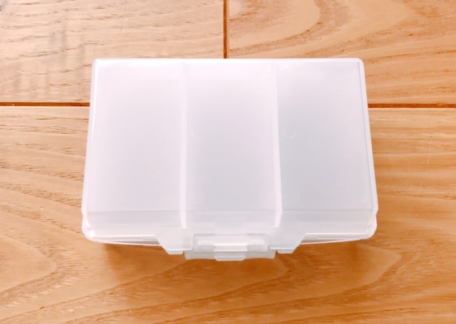 100均でキッチンの排水口ブラシ用の収納も購入可能