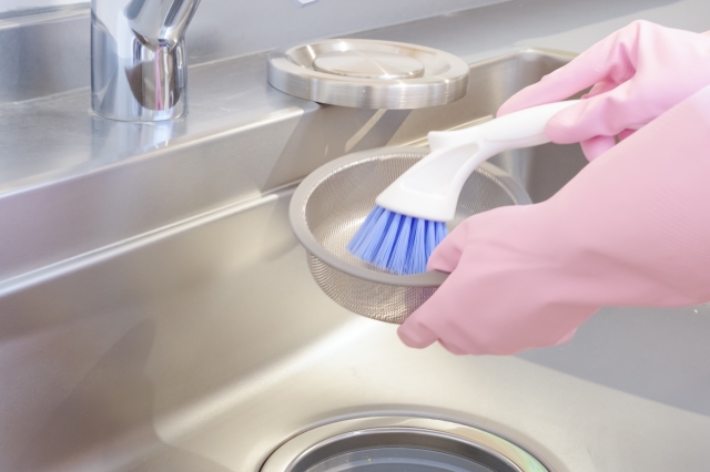 キッチンの排水口は100均のブラシで掃除可能！店舗別のアイテムを紹介