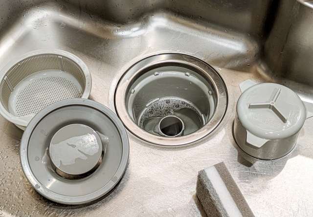 排水口に落ちたものを取る道具は100均でも買える！使い方や注意点も解説
