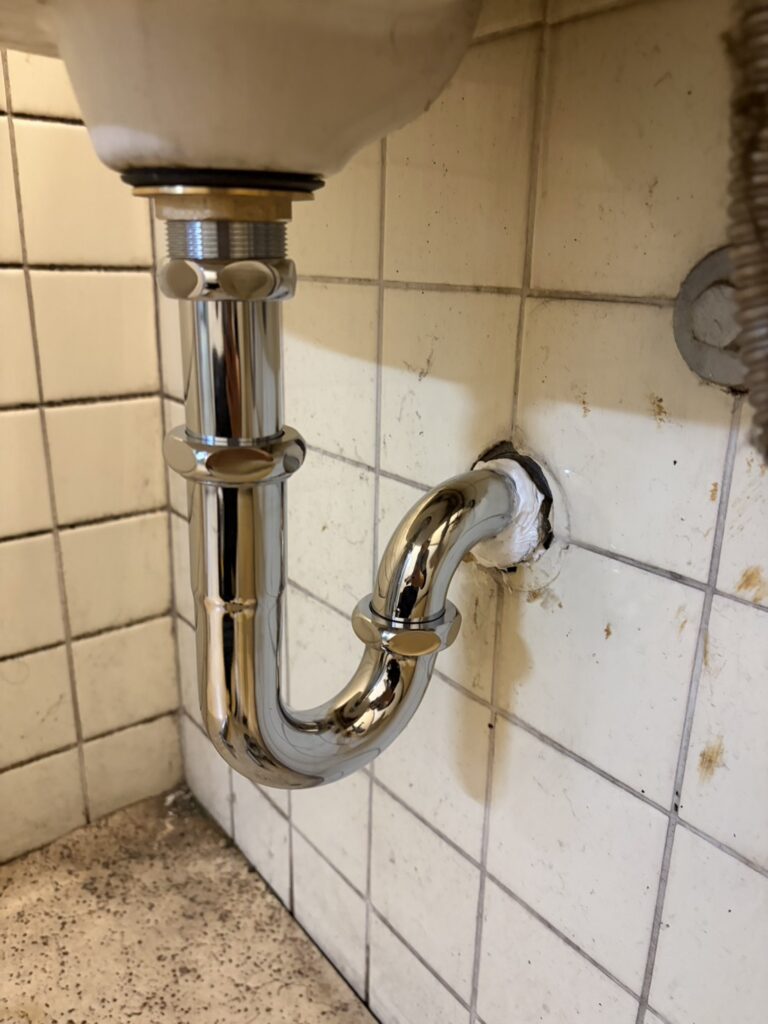 【草加市】洗面台の排水管の穴あきを配管交換で修理