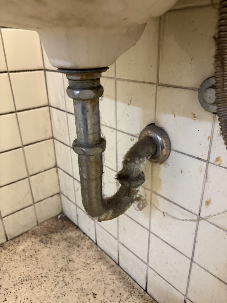 【草加市】洗面台の排水管の穴あきを配管交換で修理