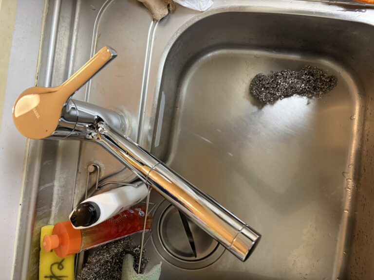 【習志野市】キッチン蛇口の水はねをシングルレバー水栓に交換して解消