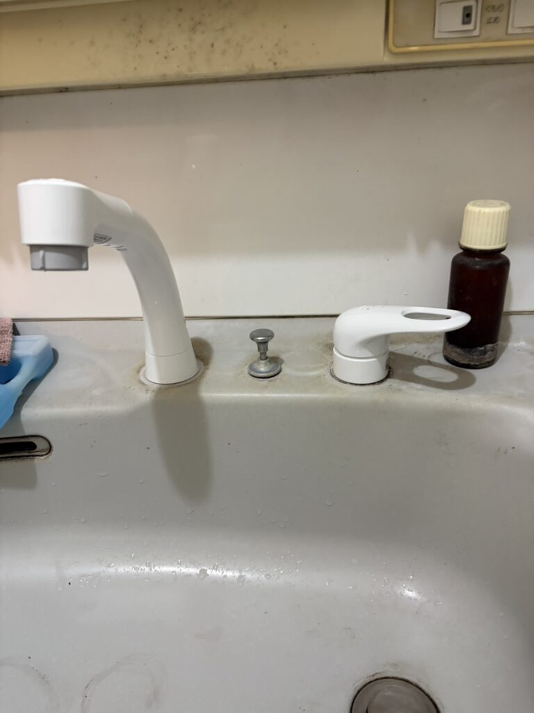 【茅ヶ崎市】洗面所の水漏れを蛇口交換で修理