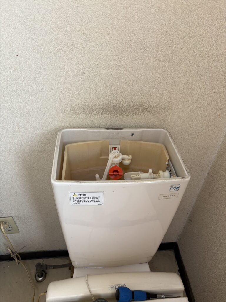 【横浜市鶴見区】工場トイレのタンク下水漏れを排水弁交換で修理