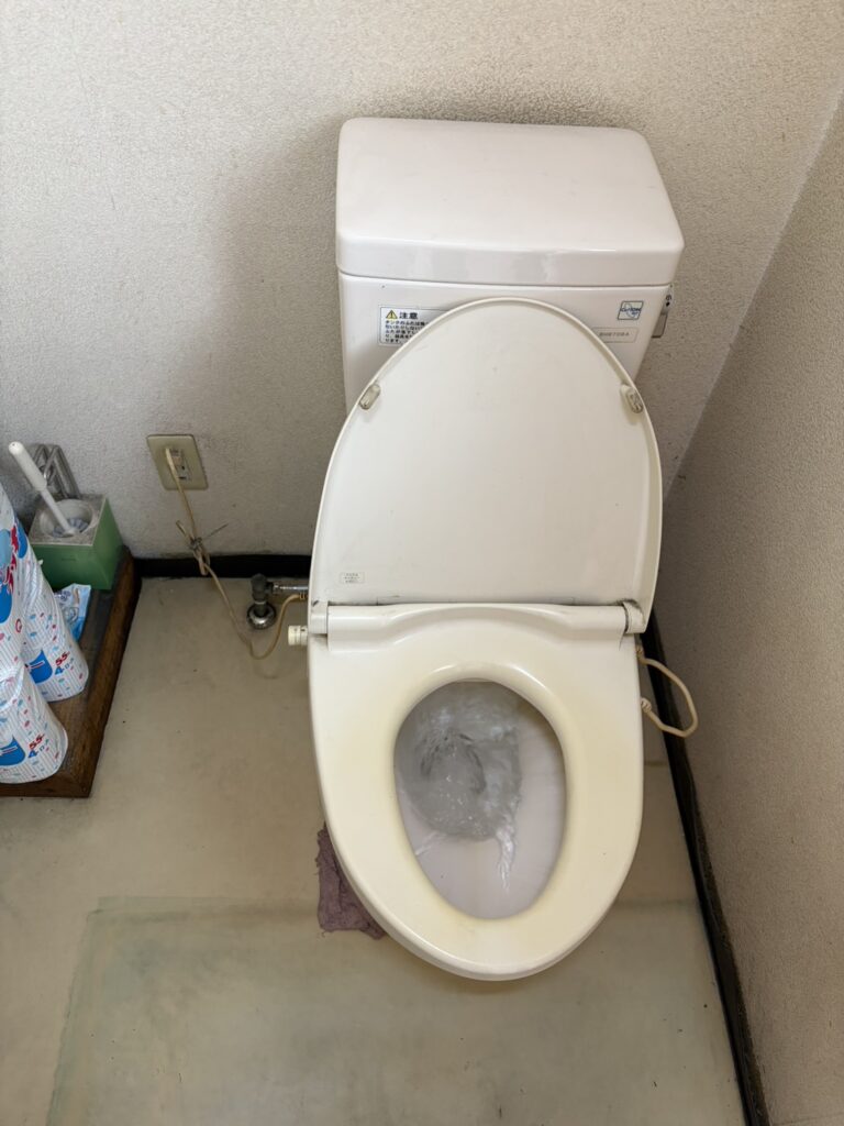 【横浜市鶴見区】工場トイレのタンク下水漏れを排水弁交換で修理